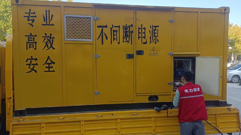 东区柴油发电机组和UPS电源配合使用时，如何避免切换过程中的电力中断？